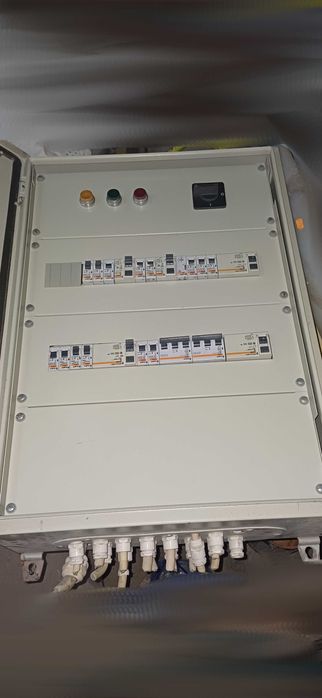 Quadro elétrico exterior com vários disjuntores
