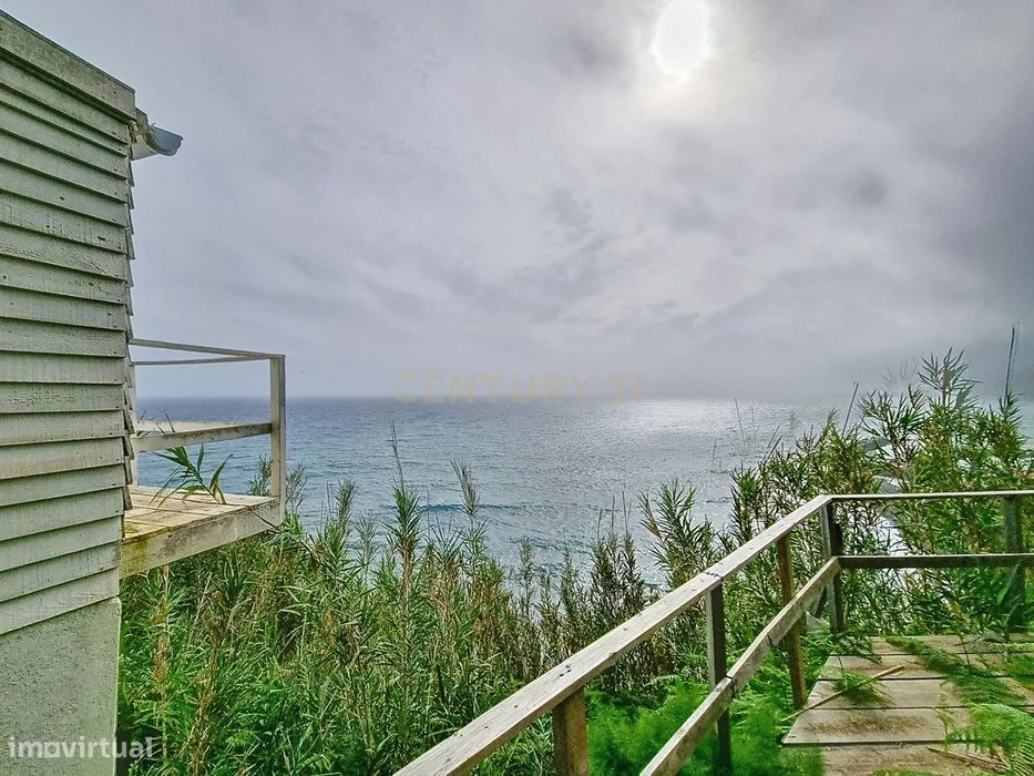 Terreno com Casa de Madeira e Vista Mar