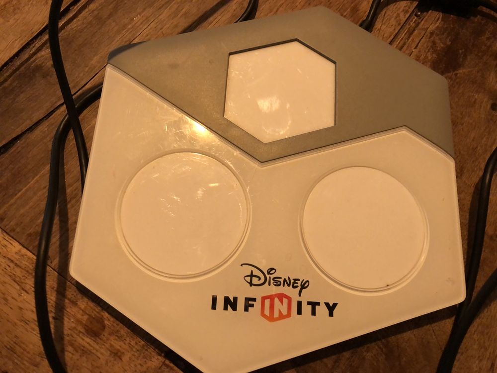 base para jogo Disney Infinity e 5 figuras (o jogo ja foi vendido)