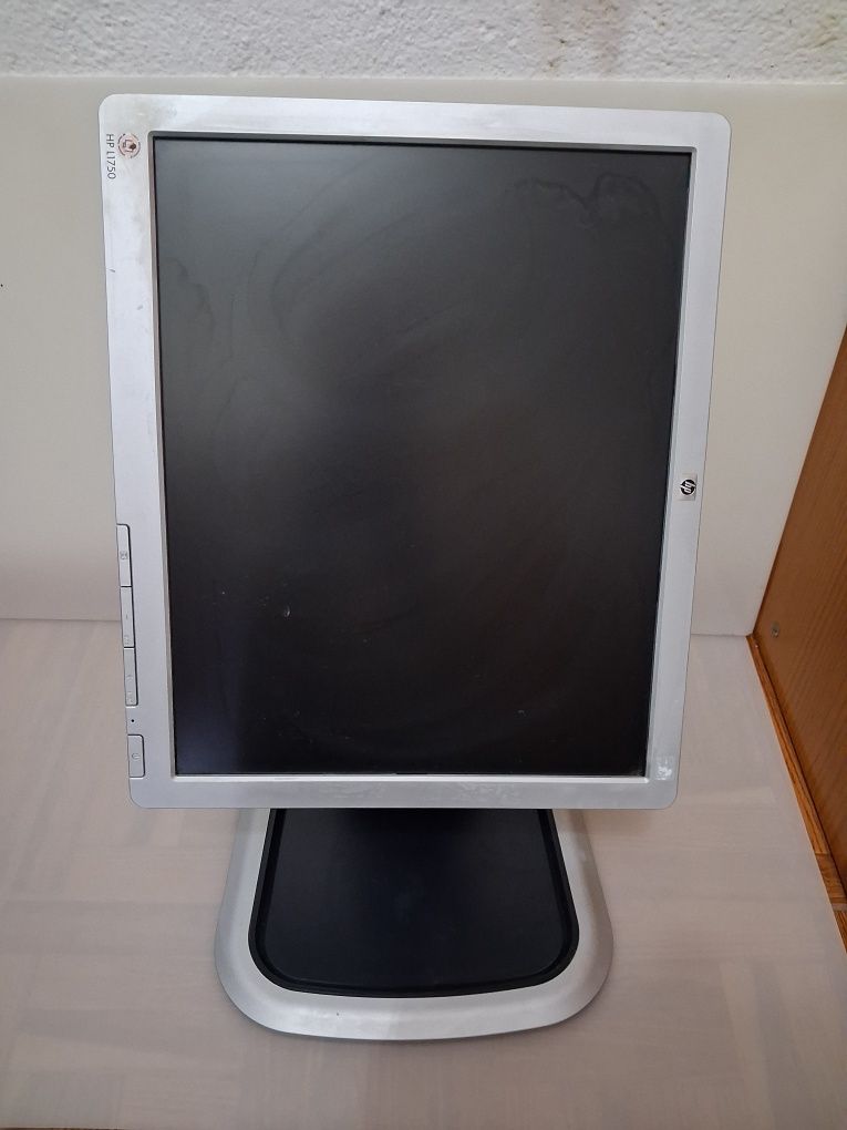 HP L1750 LCD Monitor