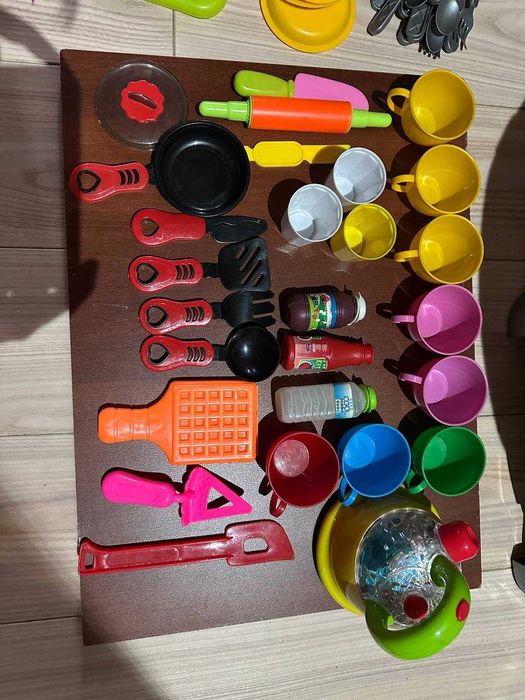 Іграшкова кухня з посудом Б/В