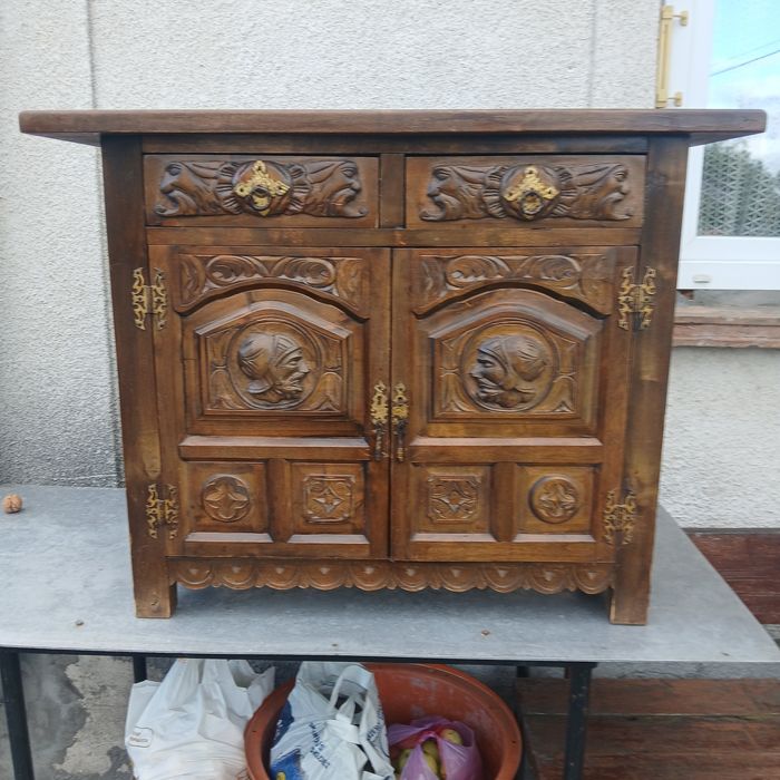 Продам різьблений комод.