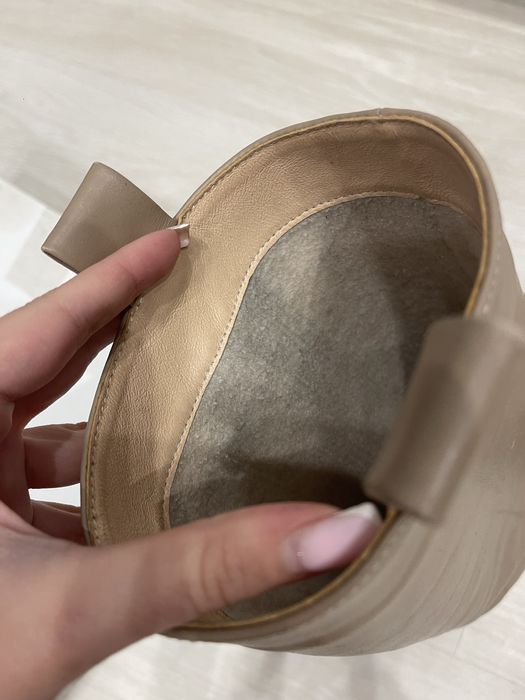 Продам ботинки беж