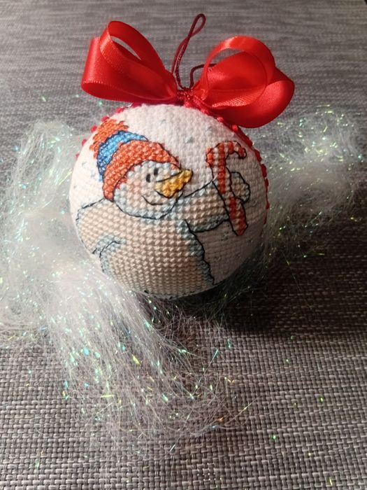 Вишиті новорічні кульки