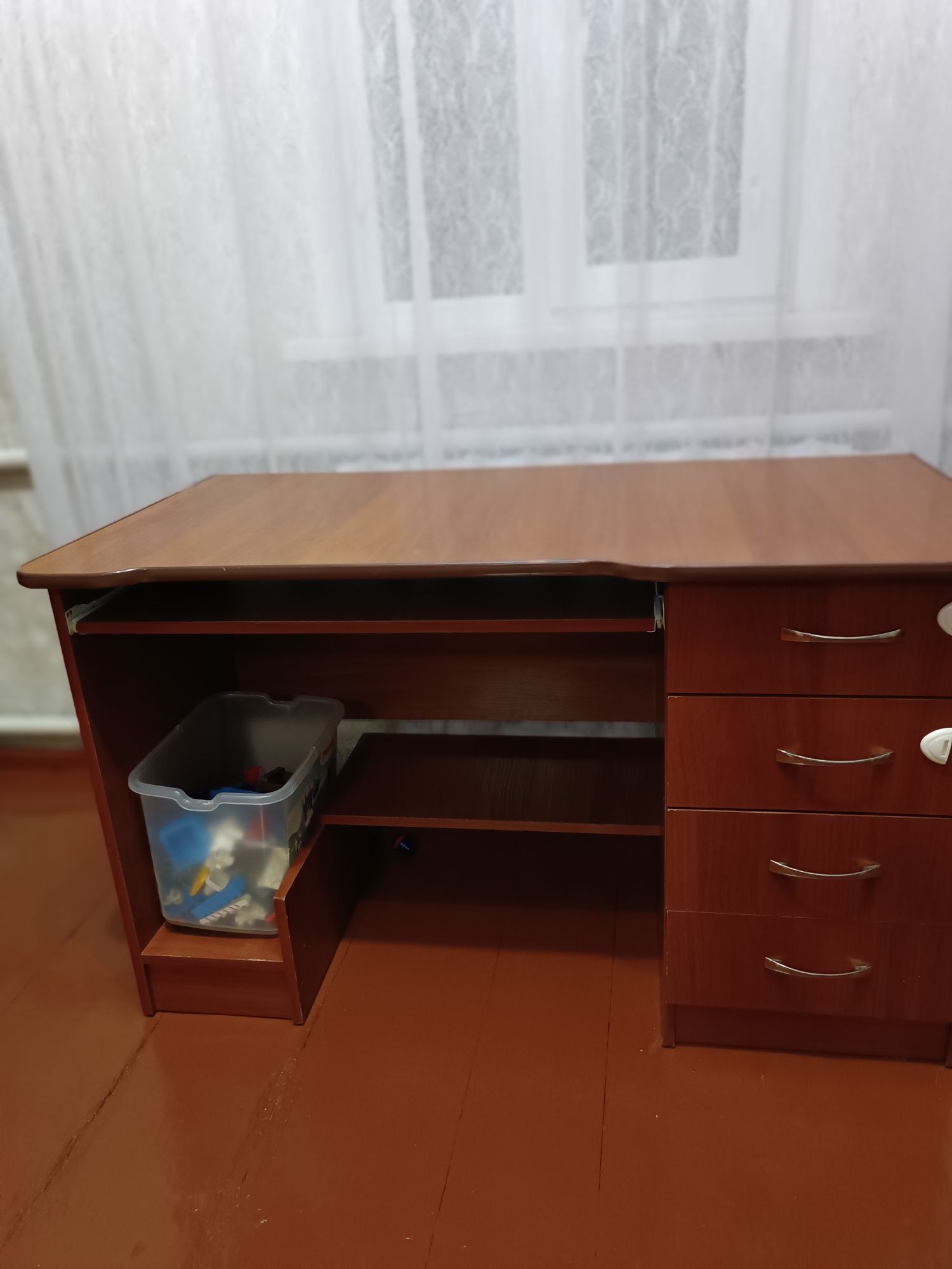 Комп'ютерний стіл