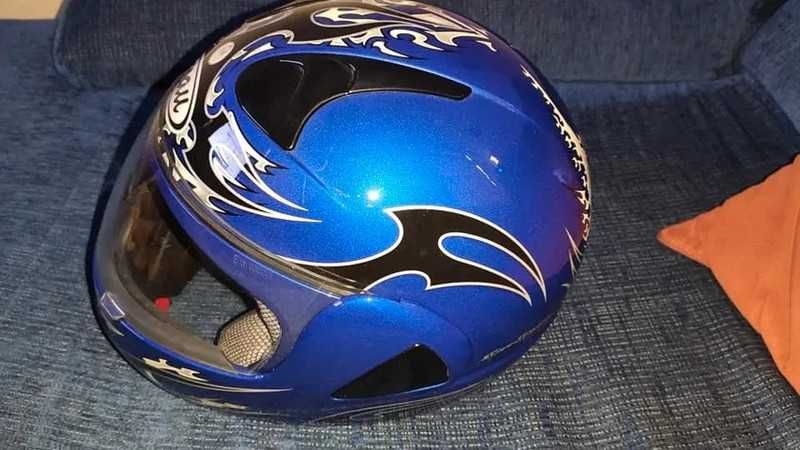 Capacete Nau azul tamanho M usado uma duzia de vezes esta como novo
