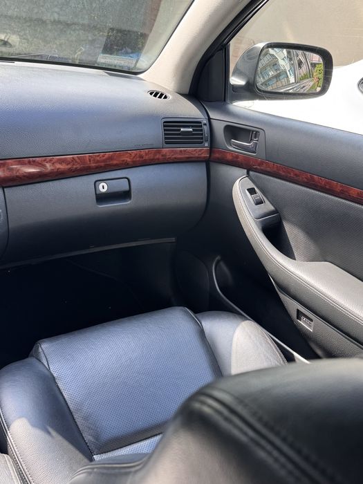 Sprzedam fajny samochód Toyota Avensis 2004 r
