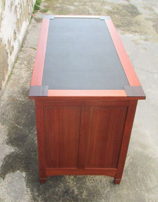 Antiga secretária em madeira de macacaúba