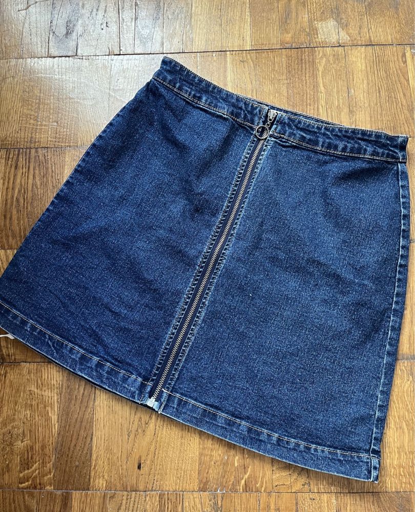 Модная кофточка с вырезом + джинсовая юбка