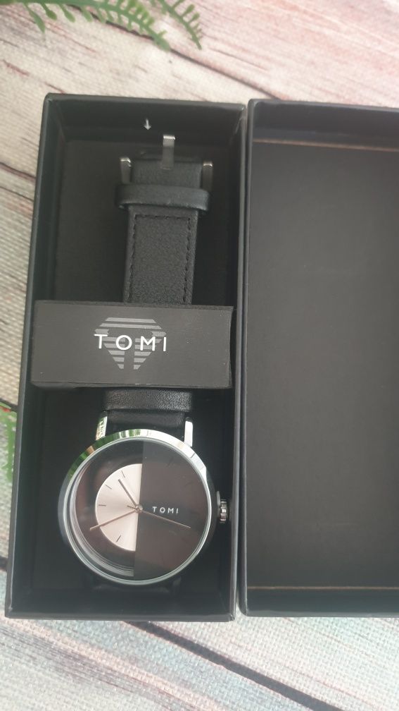 Zegarek kwarcowy damski Tomi srebrno czarny prezent
