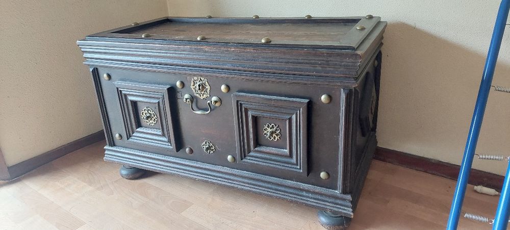 Arca antiga em madeira