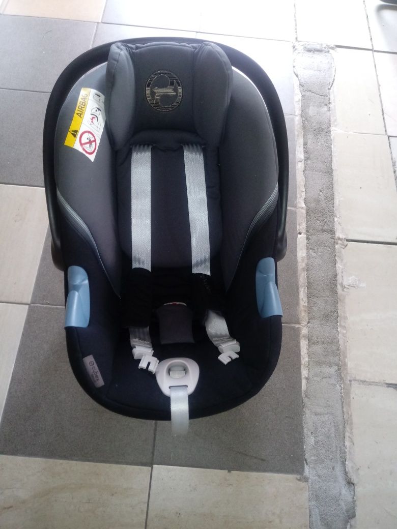 Fotelik Cybex Aton M i-Size kolor Granite Black z 2020 roku