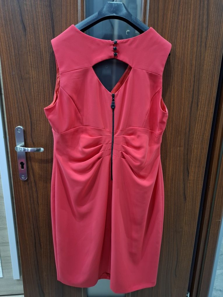 Elegancka malinowa sukienka