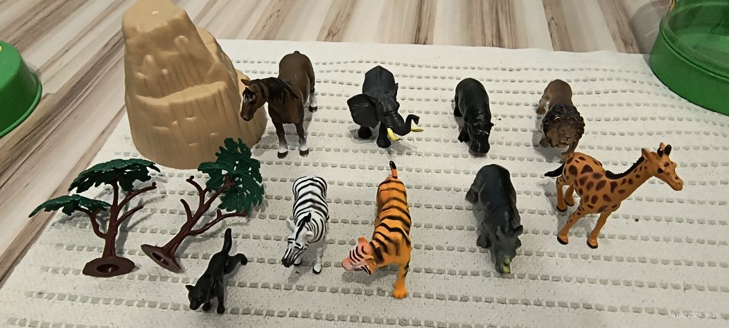 Figurki zwierząt w słoju.Jungle