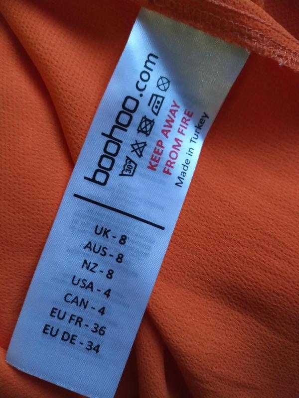 Помаранчева атласна сукня міді з розрізом від boohoo