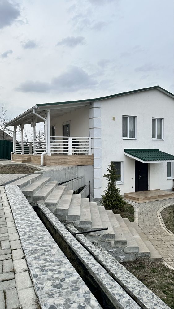 Будинок з сучасним ремонтом та великою земельною ділянкою в Ірпені