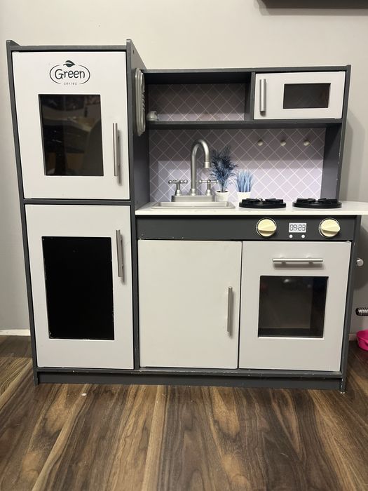 Drewniana kuchnia z wyposazeniem