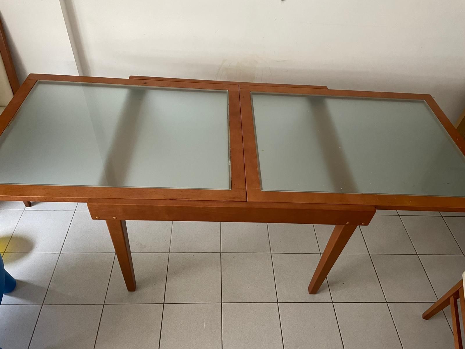 Mesa extensível com quatro cadeiras