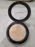 Rozświetlacz firmy Mac Extra Dimension Skinfinish odcień Double-Gleam