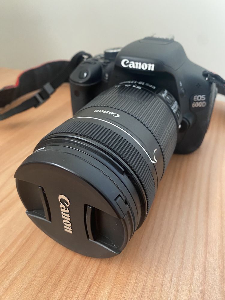 Máquina fotográfica Canon EOS 600D