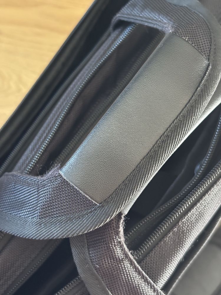 Minimalistyczna i pakowna torba na laptopa 17 cali