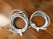 Dois cabos USB  - lightning, 2 metros e e 2,8 metros (aproximadamente)