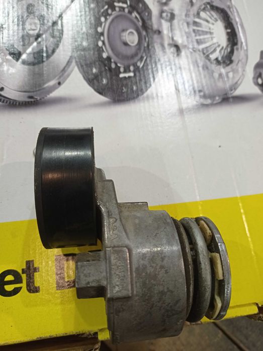 Натяжной ролик с механизмом ремня генератора