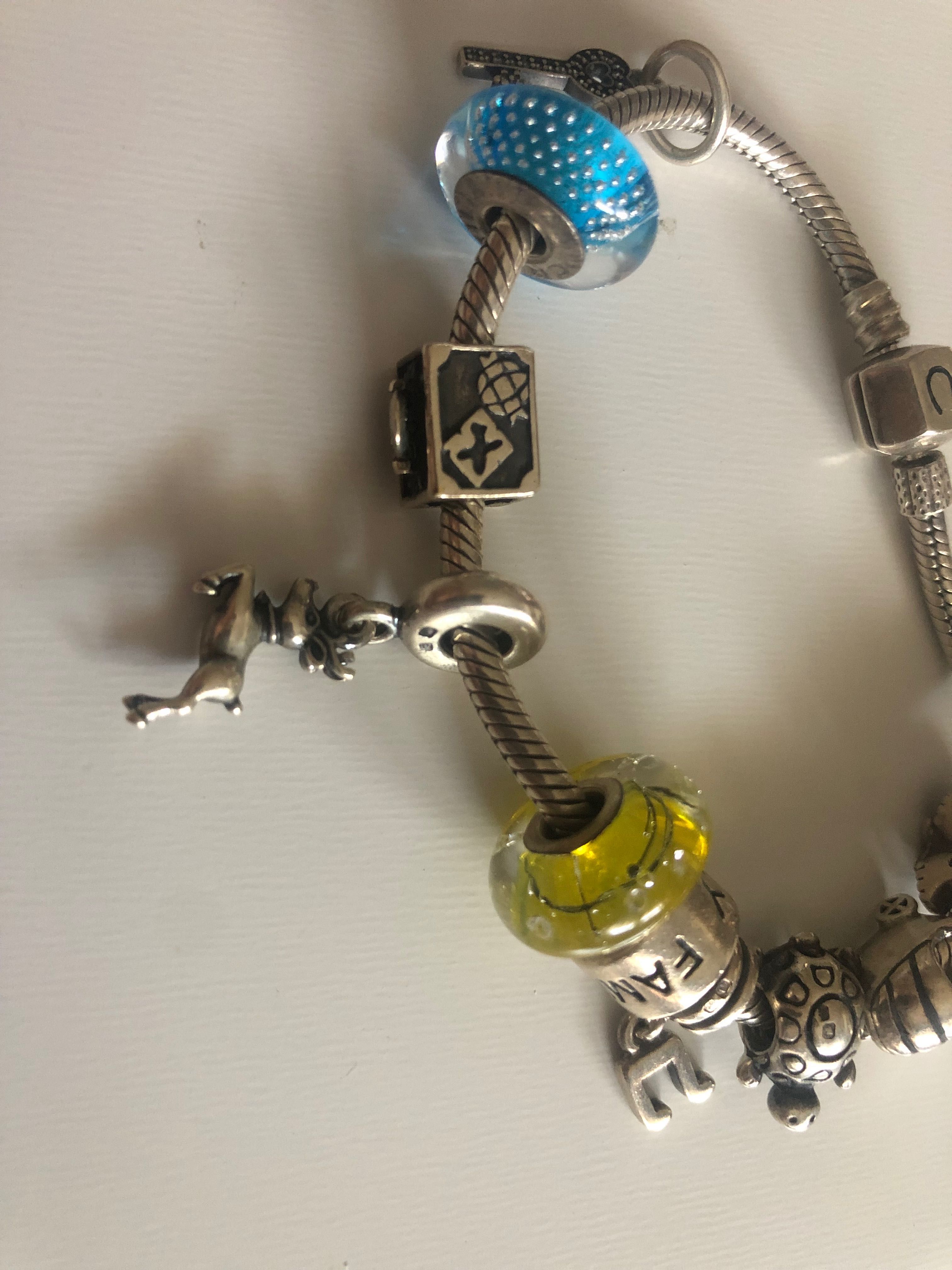 Pulseira e peças Pandora e Chamilia