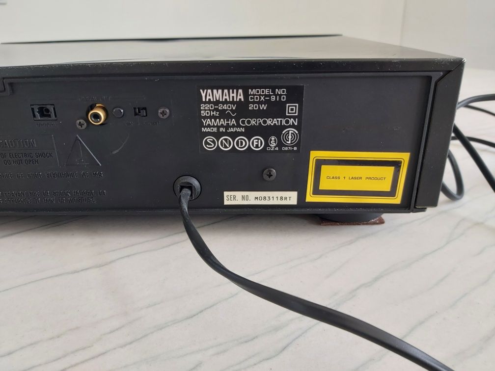 Yamaha CDX 910 razem z pilotem