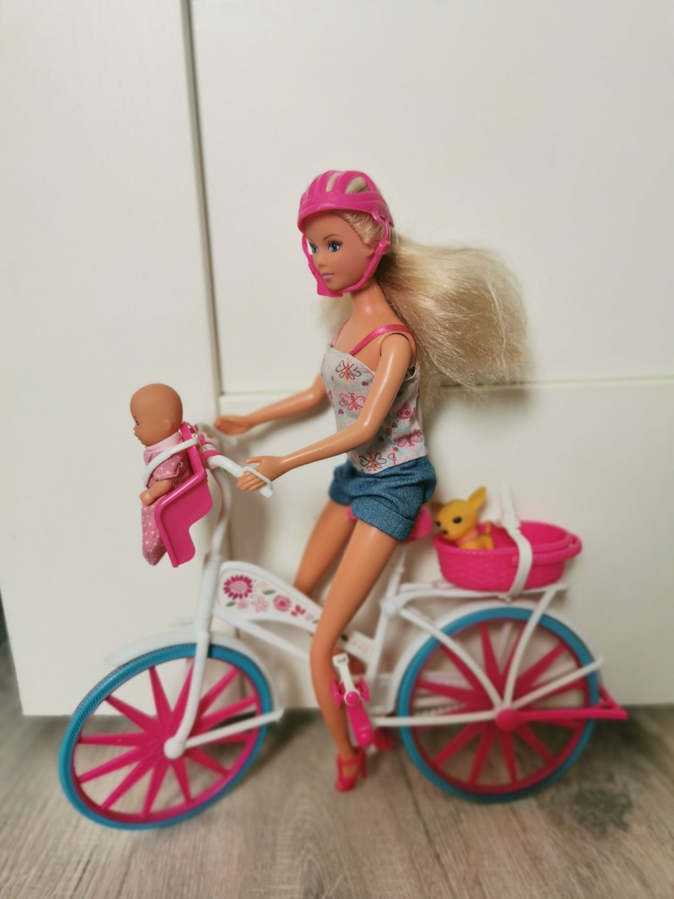 Lalka barbie na rowerze pies kask dziecko niemowlę buty Simba Steffi