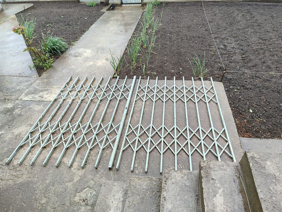 Решітка залізна на ворота чи двері.