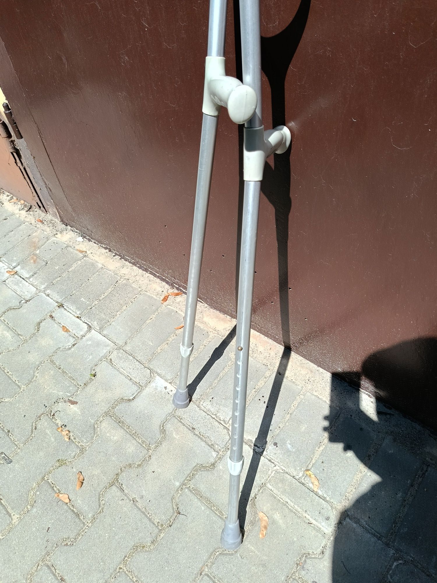 Kule ortopedyczne łokciowe – różne kolory, regulacja 145–195 cm

Na sp