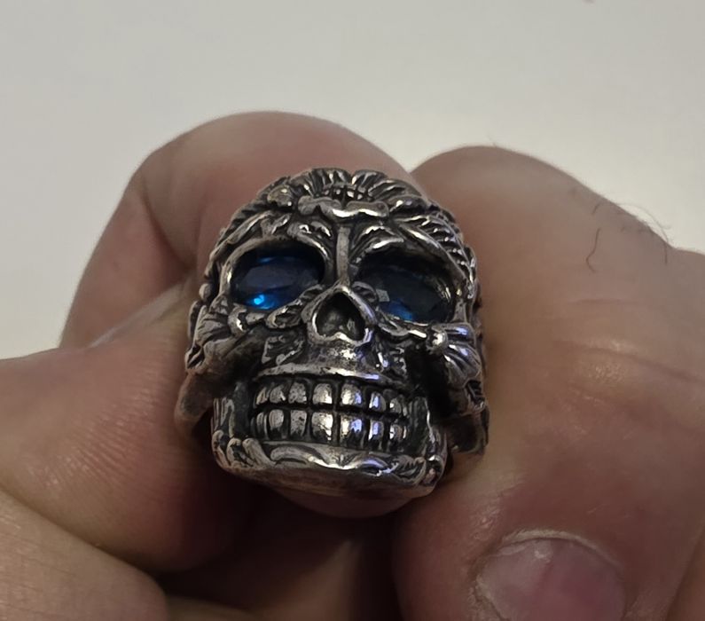Sygnet srebrny czaszka kwiaty 925 motocyklowy z niebieskimi cyrkoniami