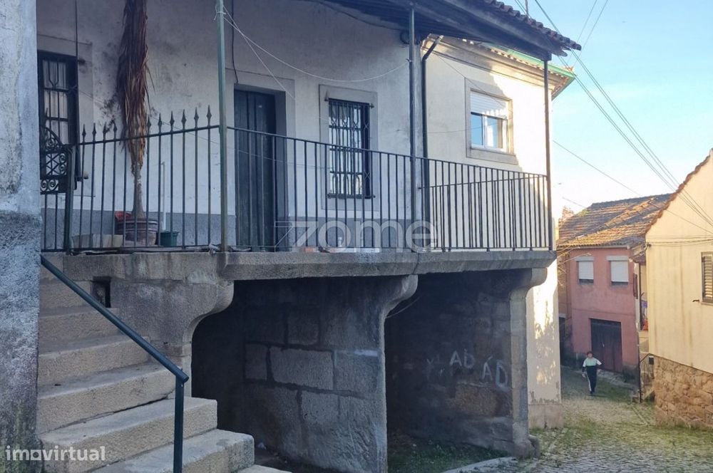 Casa Centenária Típica Transmontana para Remodelar – Alijó