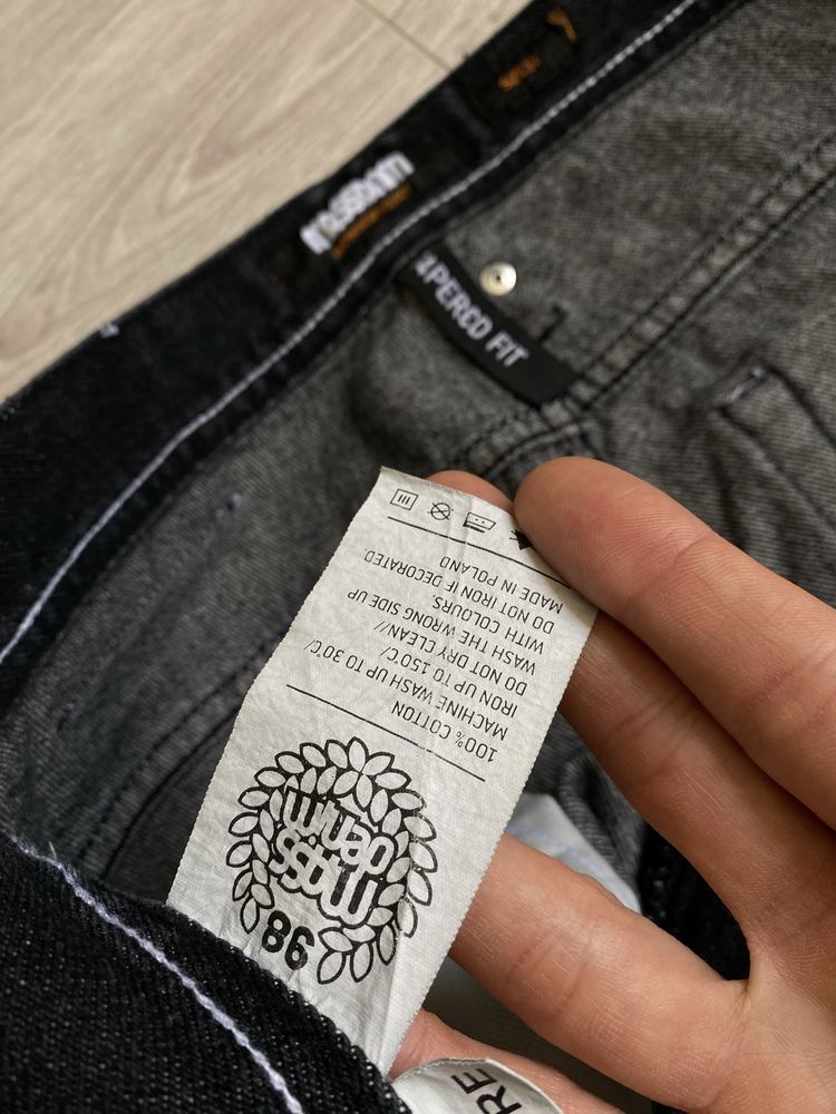 W32 L Czarne Jeansy Mass Denim Tapered Fit z Tagiem Logo Na kieszeni