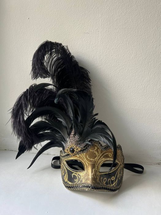 Венеційська маска з пір’ям