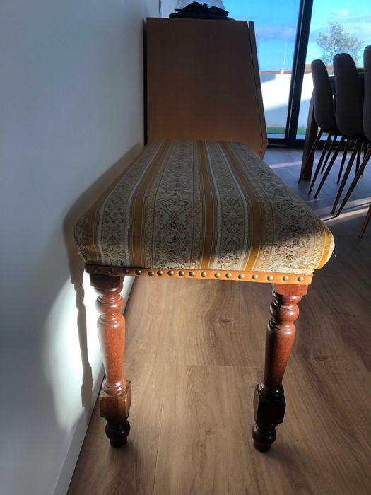 Banqueta em madeira mogno e tecido superior