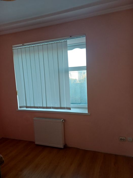 М.Новоселиця. Продається 3-кімнатна квартира. На другому поверсі.
