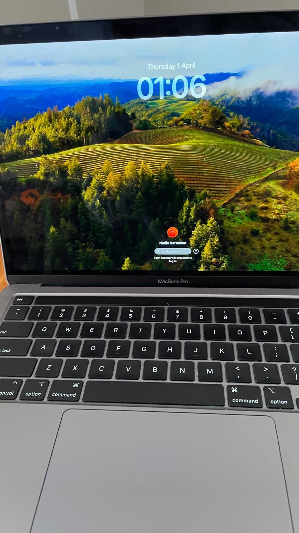 MacBook Pro 13p 16GB (256GB storage) - perfect condition