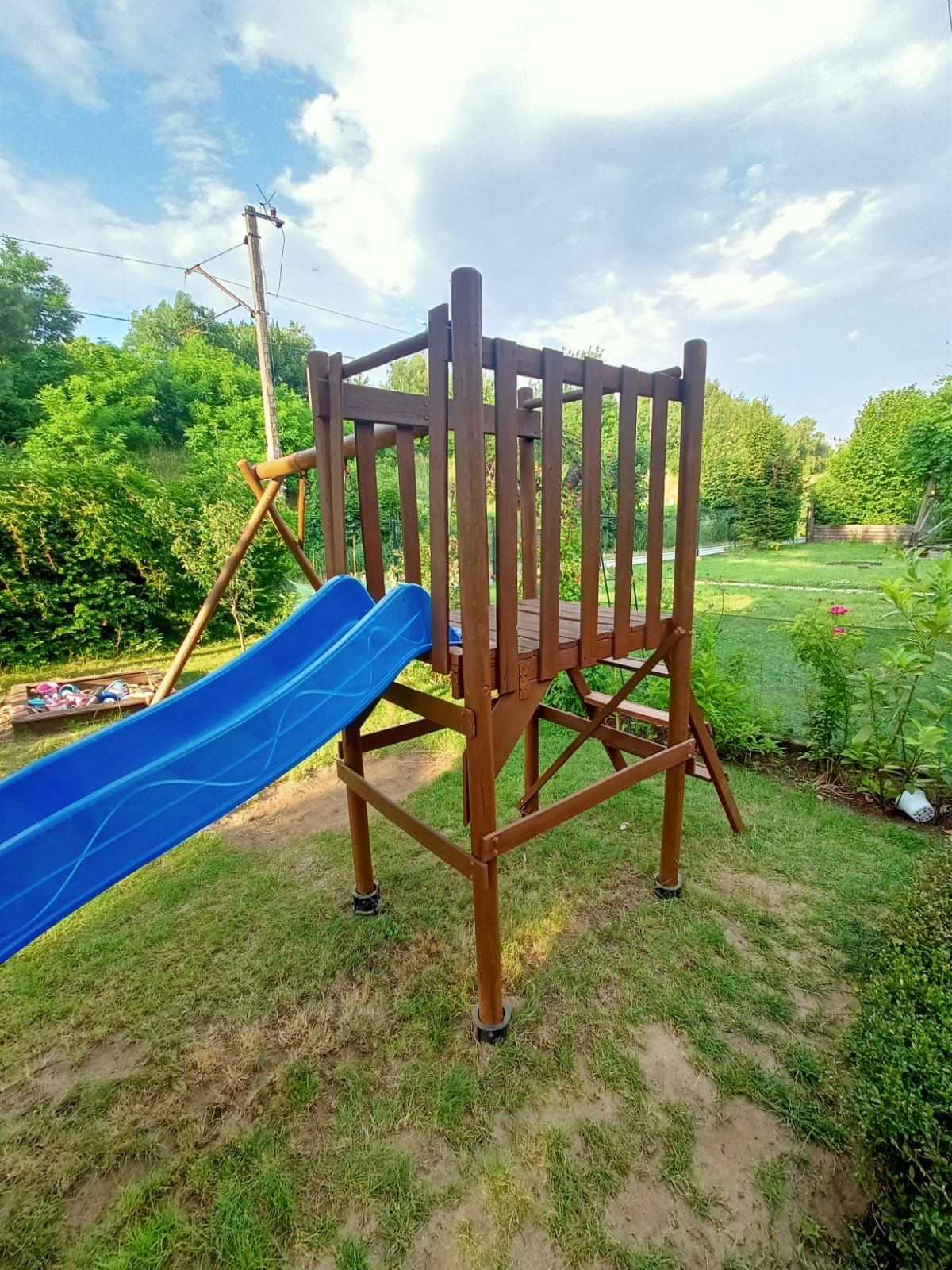 Drewniany plac zabaw dla dzieci na huśtawkę, ze zjeżdżalnią