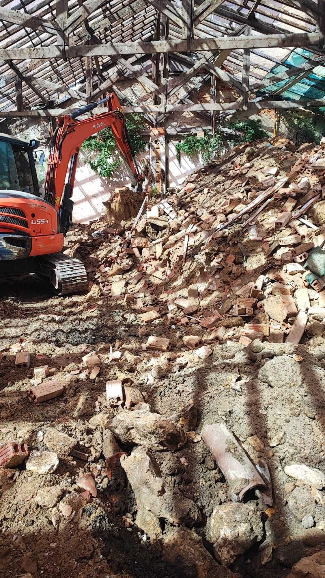 Recolha de terra e entulhos com máquina