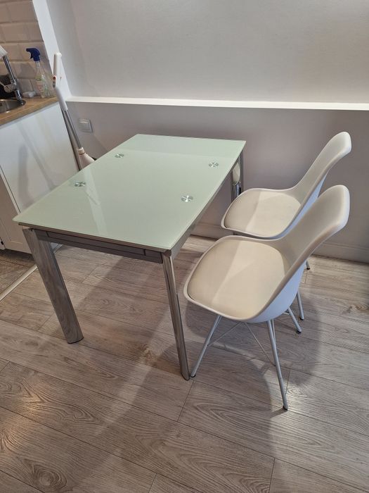 Komplet białych krzeseł