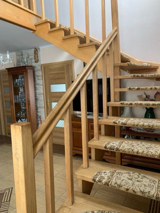 Schody dębowe z poręczą