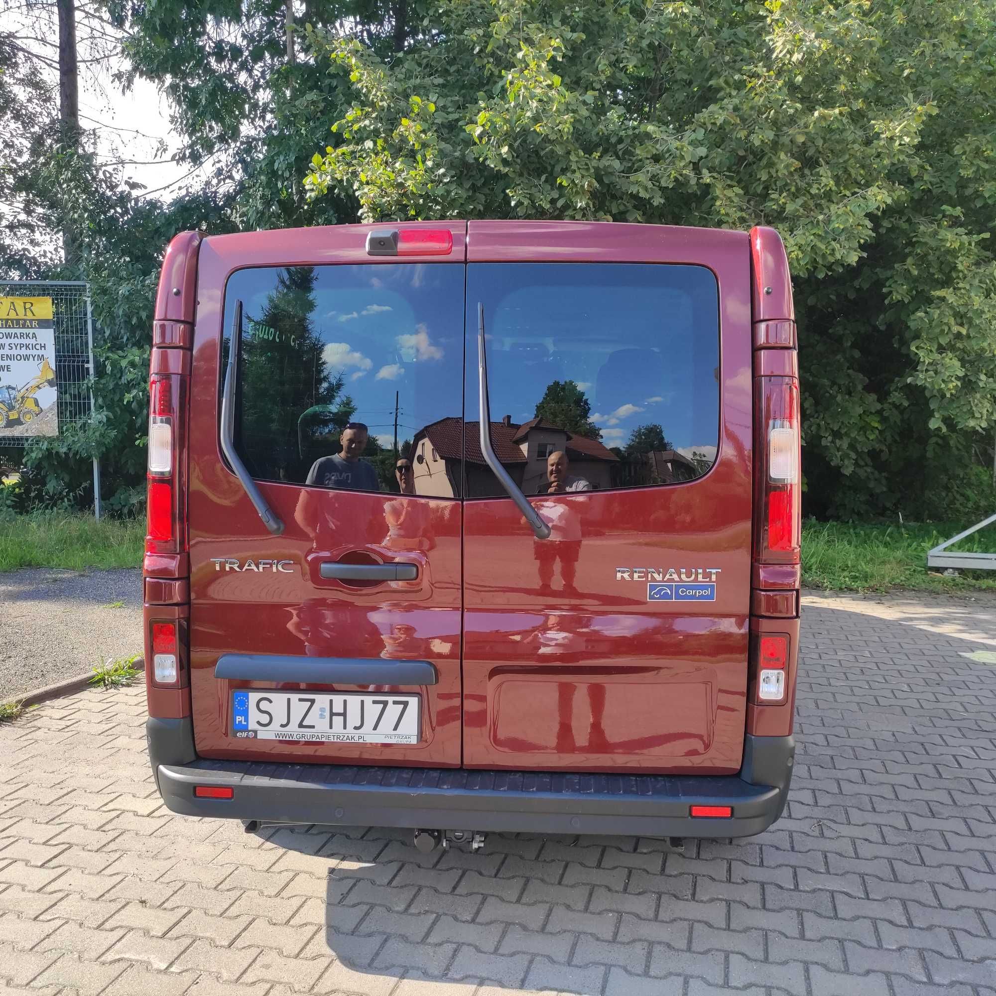 Wynajem busa 9 osobowego Nowy Renault Trafic Long czeka na Ciebie