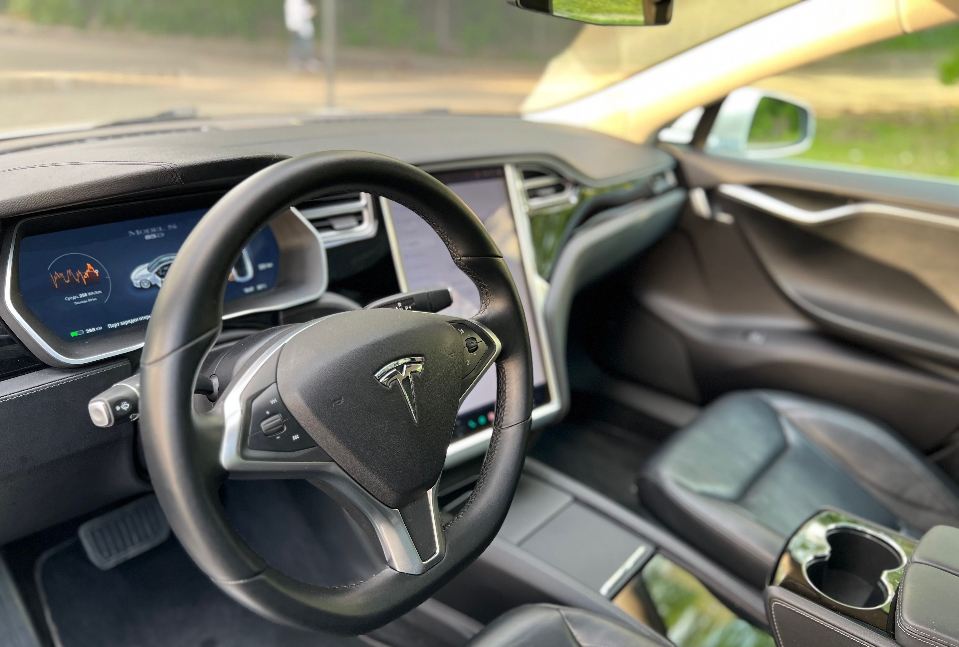 Tesla Model S 85D dual motor 417к.с. AWD