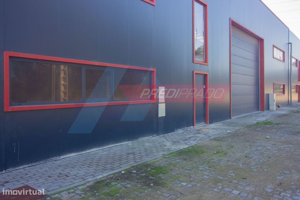 Pavilhão industrial com 460m2 em Oleiros!