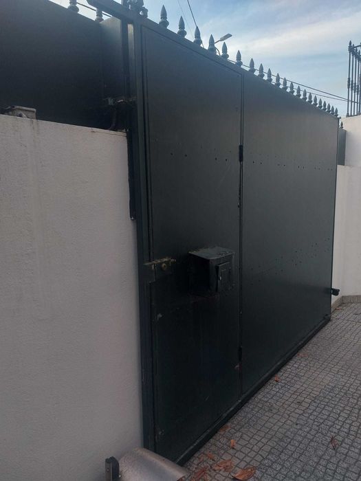 Portão de ferro trabalhado de correr