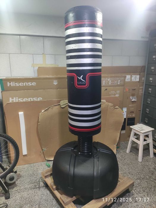 Saco de pancada com pé