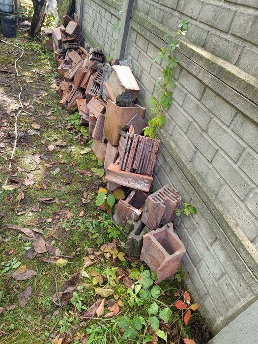 Oddam gruz, pęknięte cegły