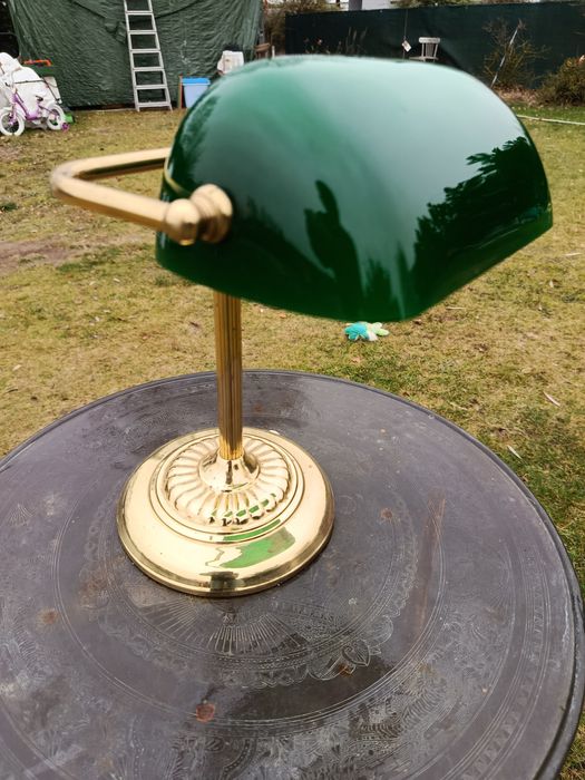 Lampa biurkowa tzw. Bankierska ze szklanym zielonym kloszem.